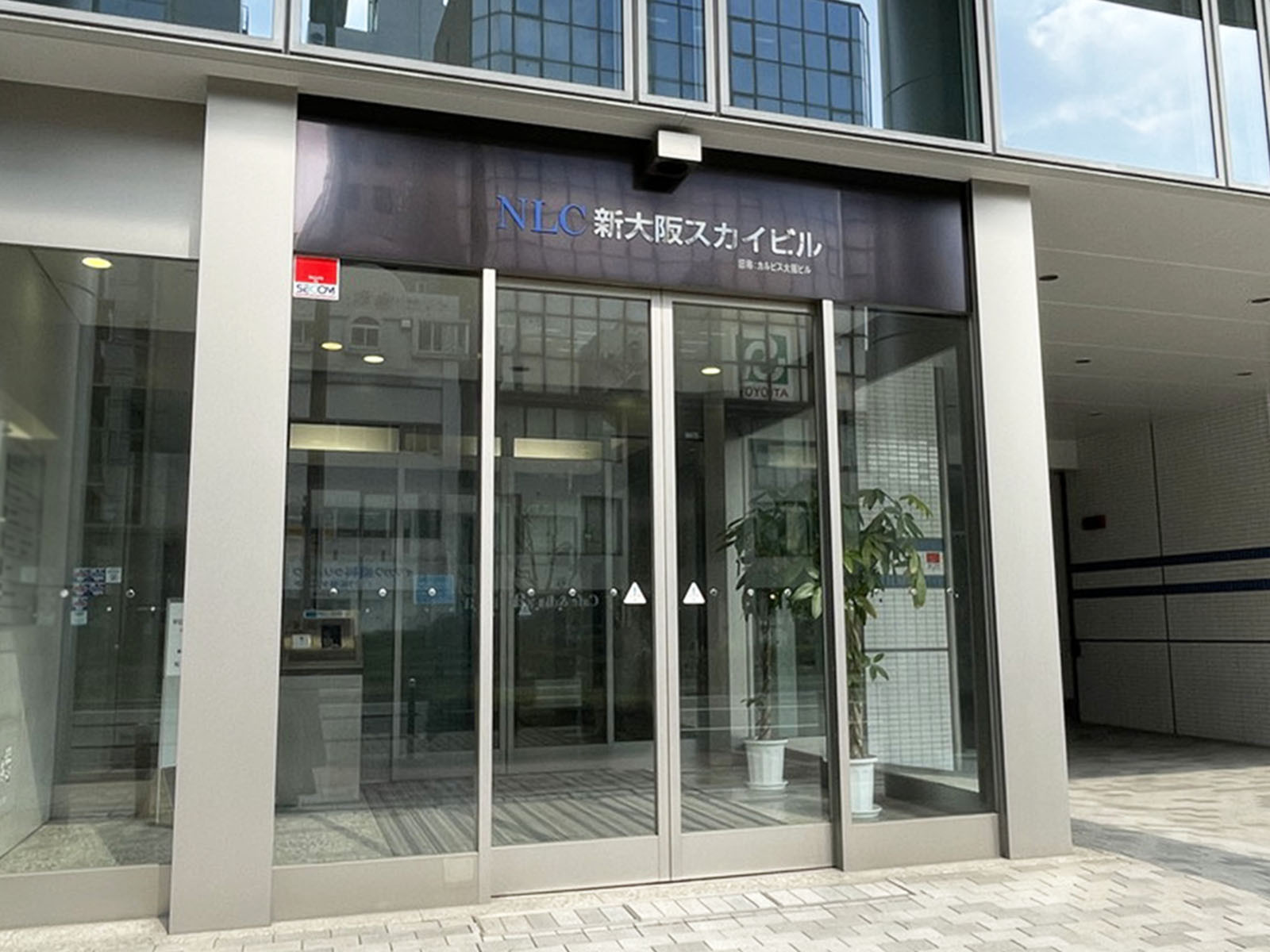オフィスビル出入口