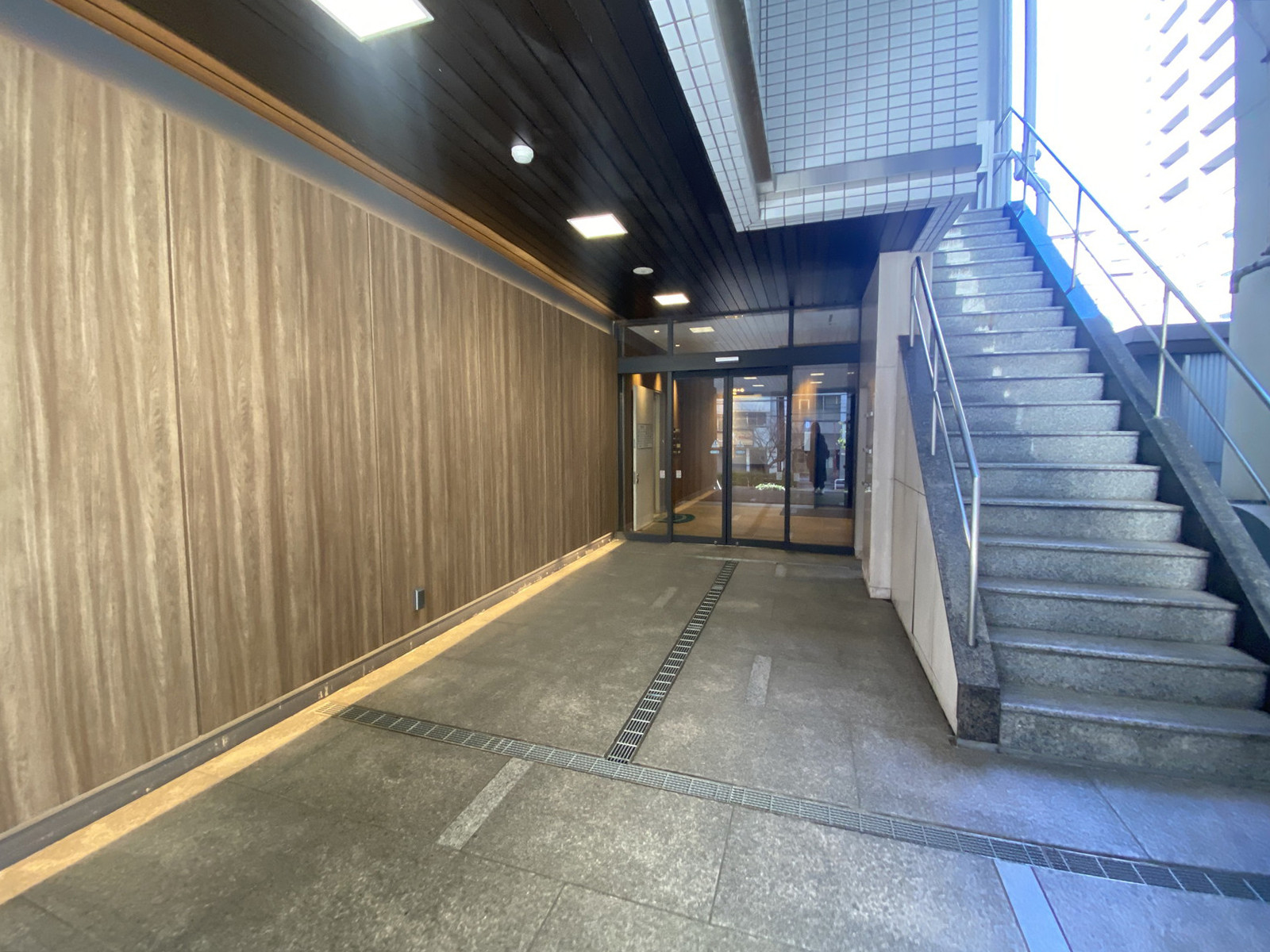 オフィスビル出入口