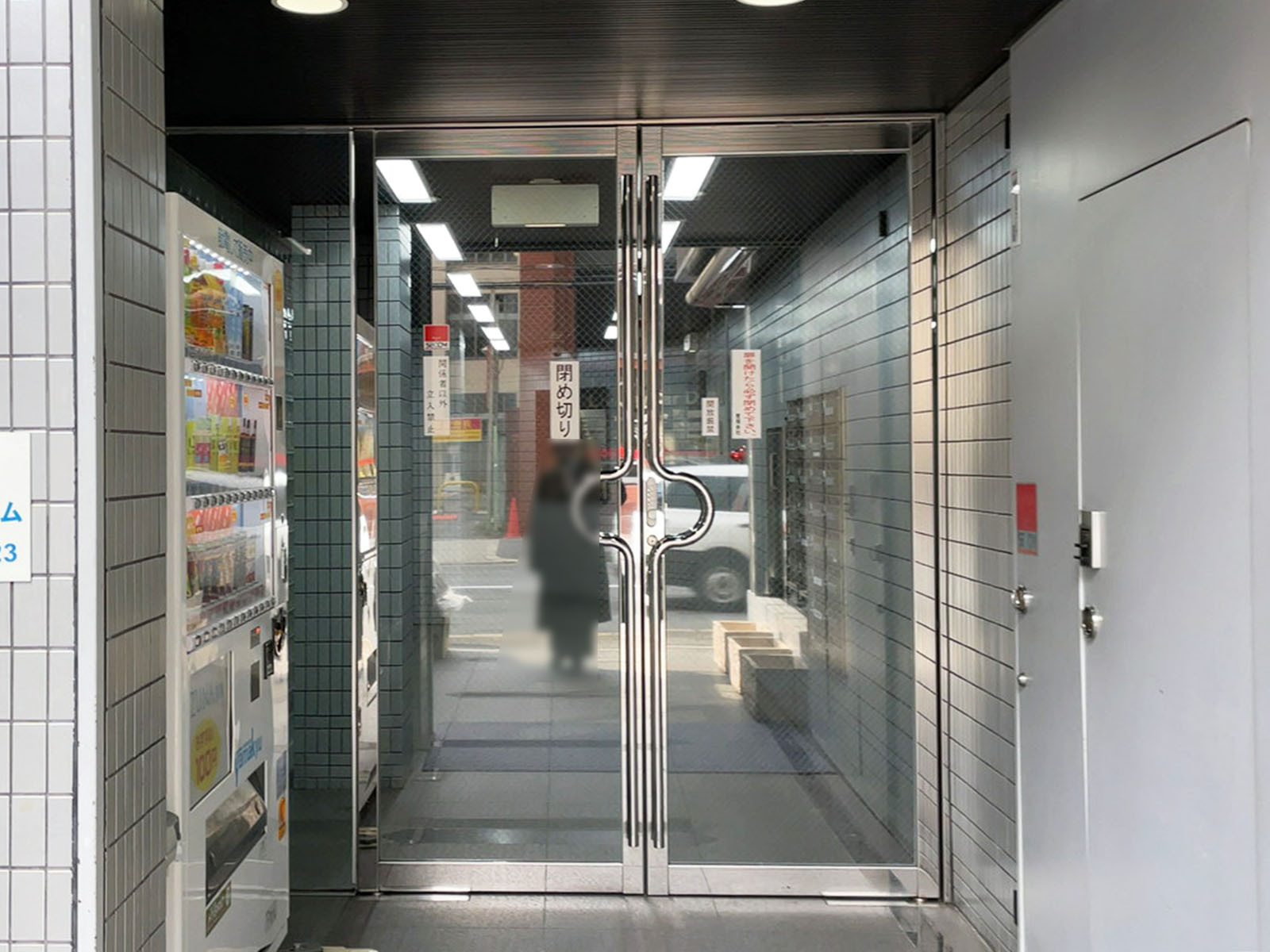 オフィスビル出入口