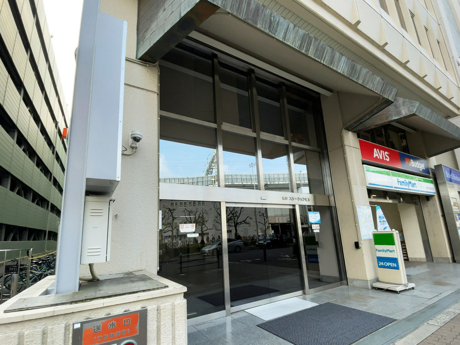 オフィスビル出入口