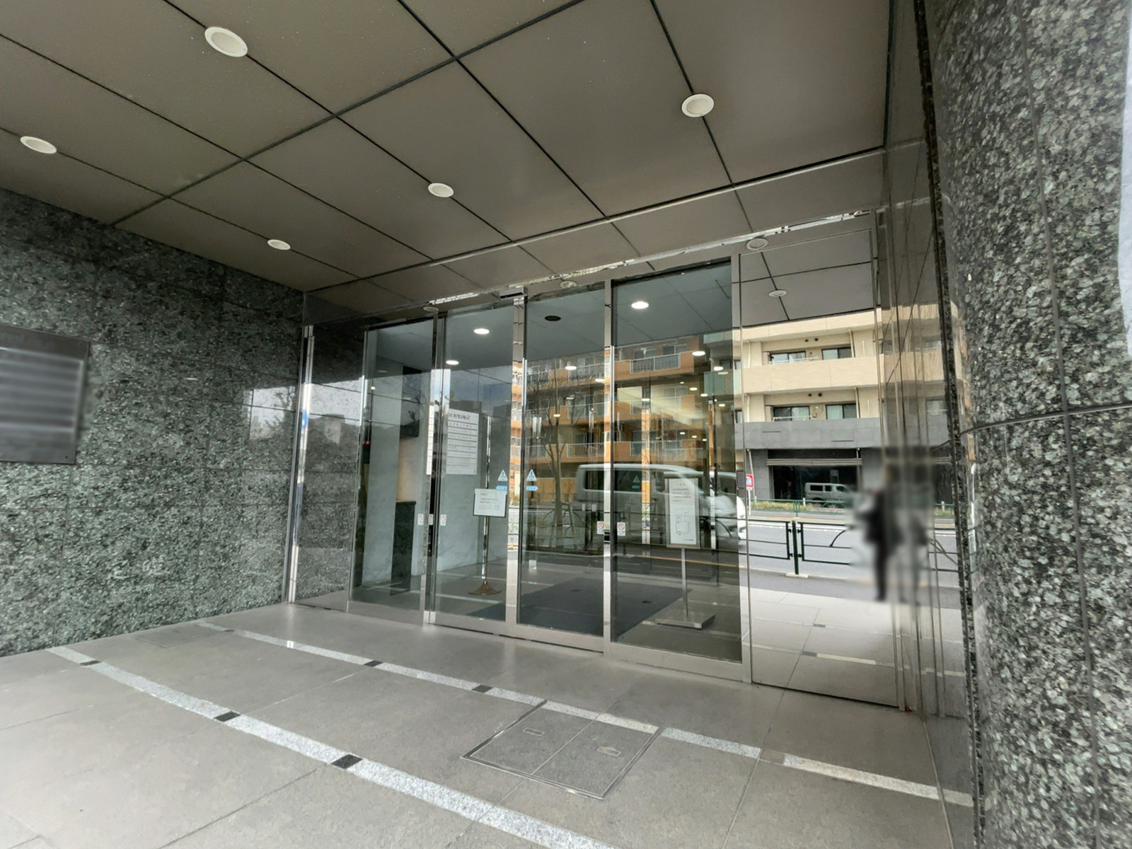 オフィスビル出入口