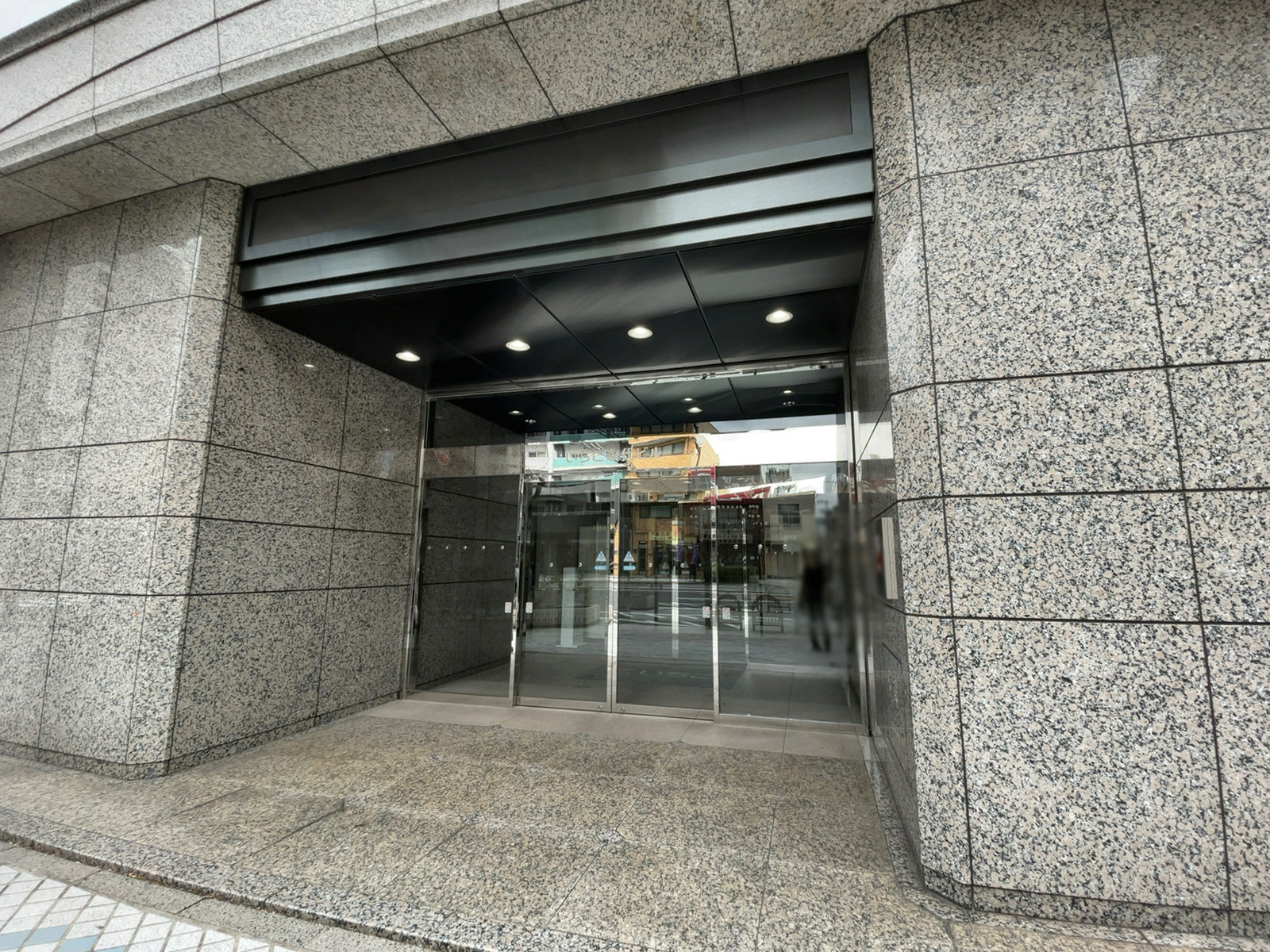 オフィスビル出入口