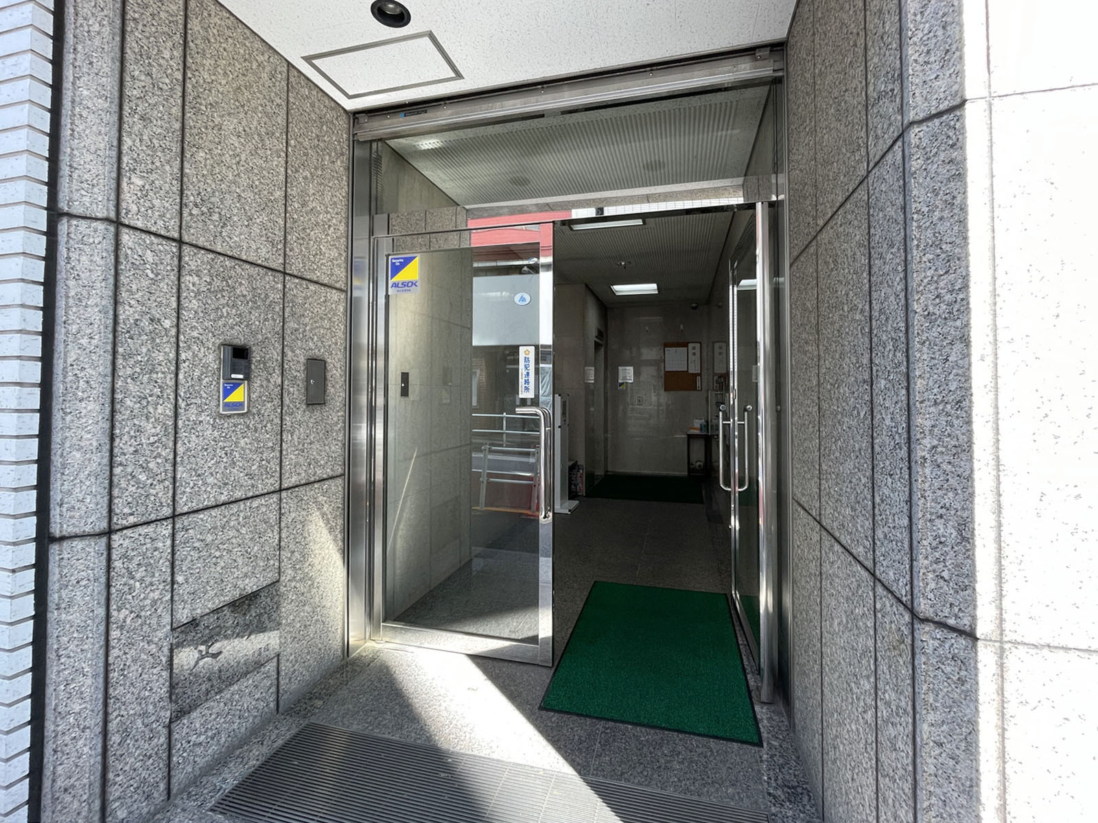 オフィスビル出入口