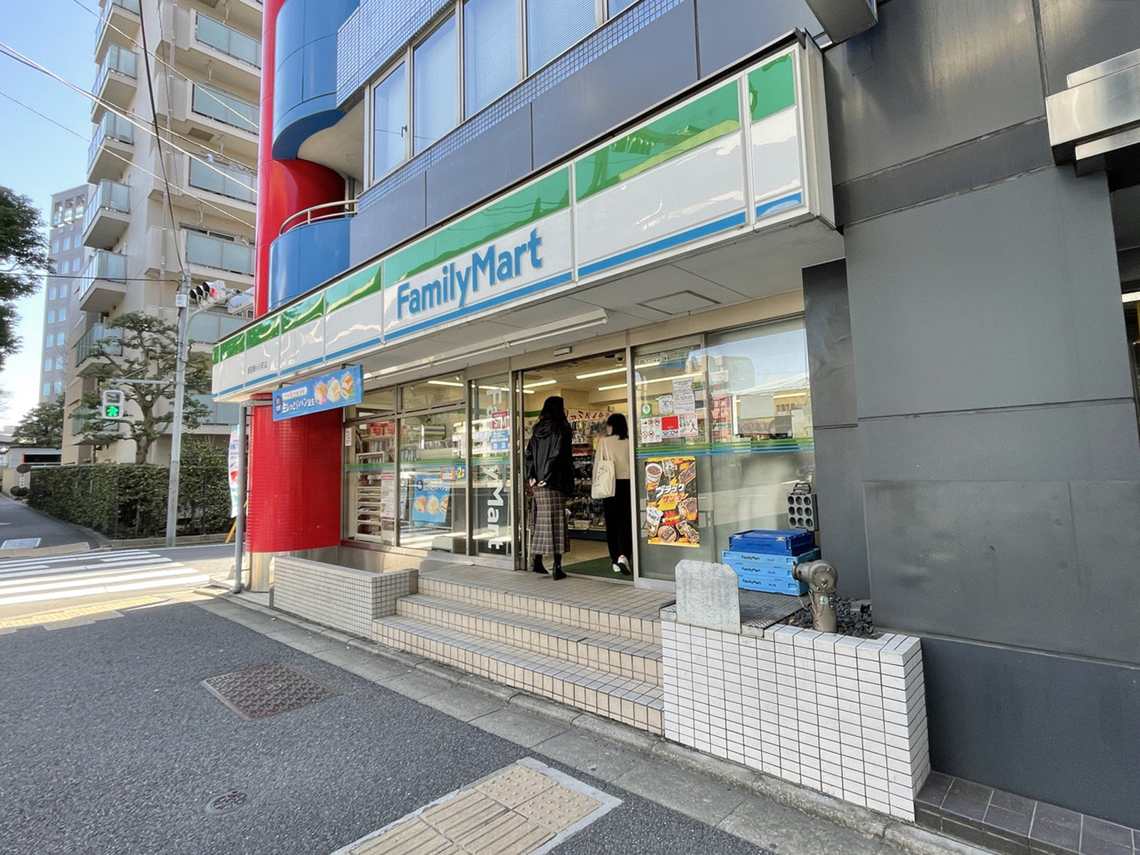 1階のファミリーマート 新宿新小川町店
