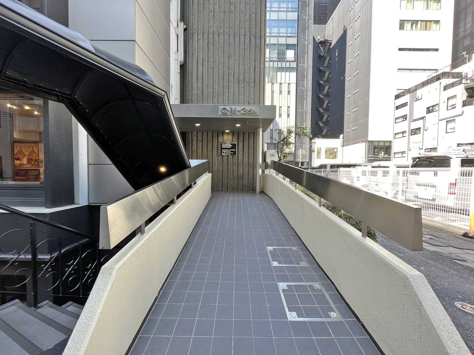 オフィスビル出入り口