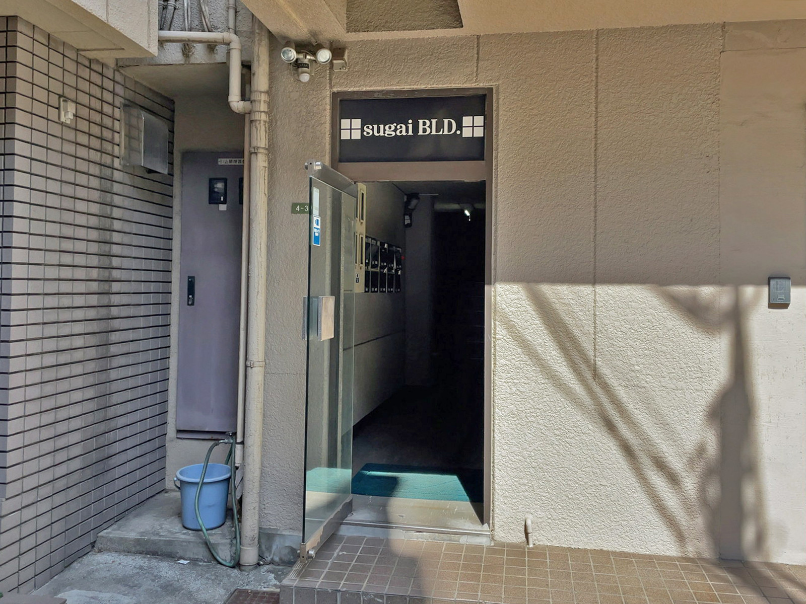 オフィスビル出入口