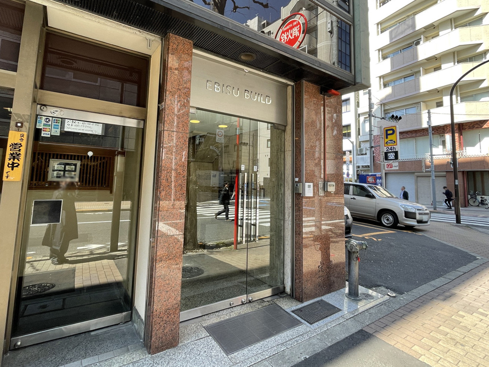 オフィスビル出入口