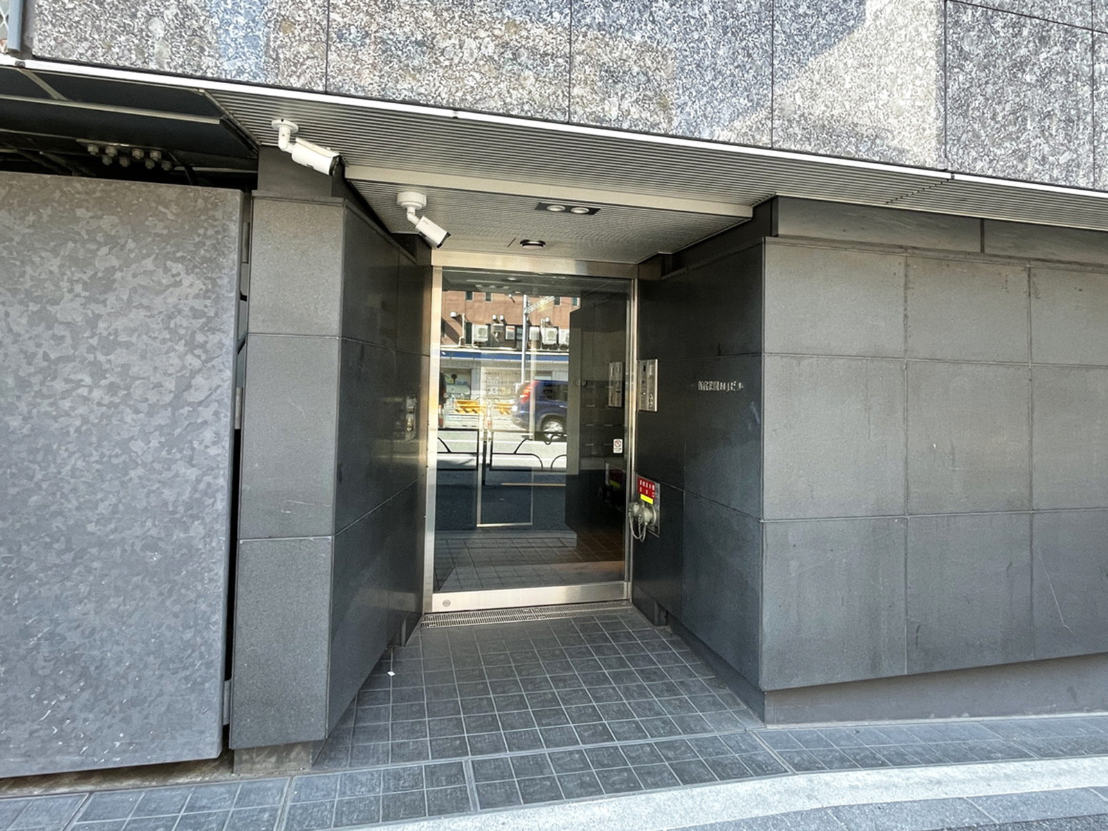 オフィスビル出入口