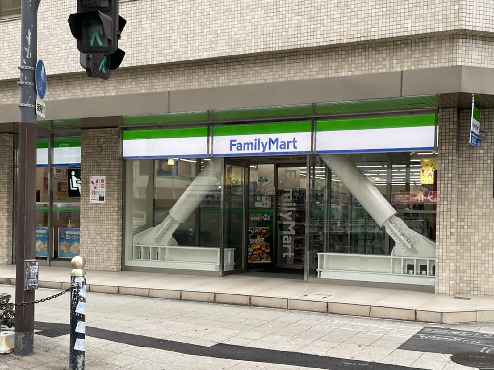 1階のファミリーマート 四ツ橋北店