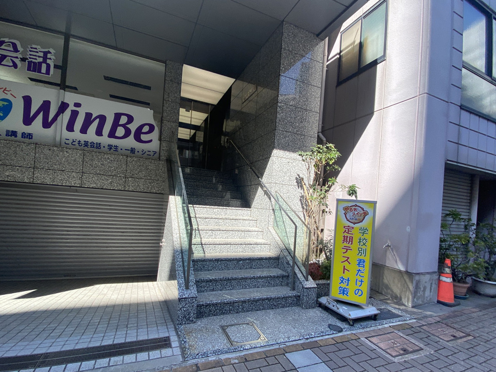 オフィスビル出入口