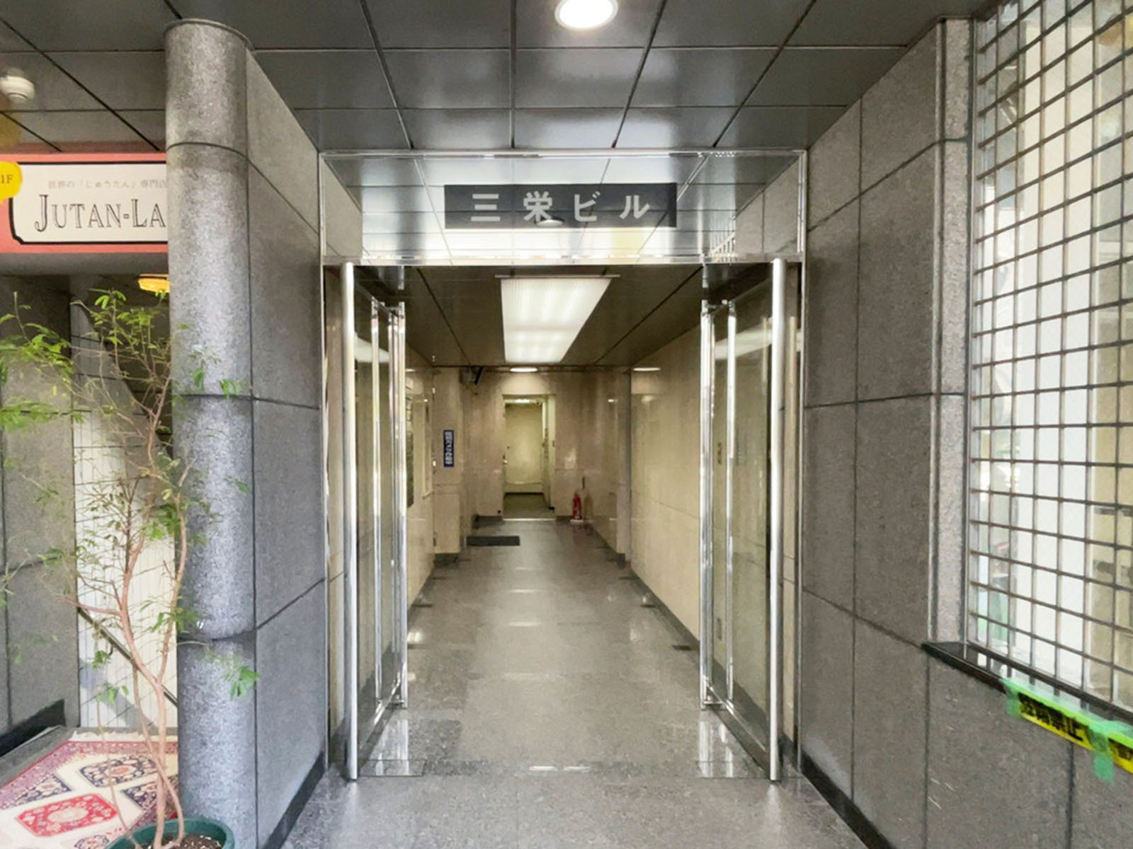 オフィスビル出入口