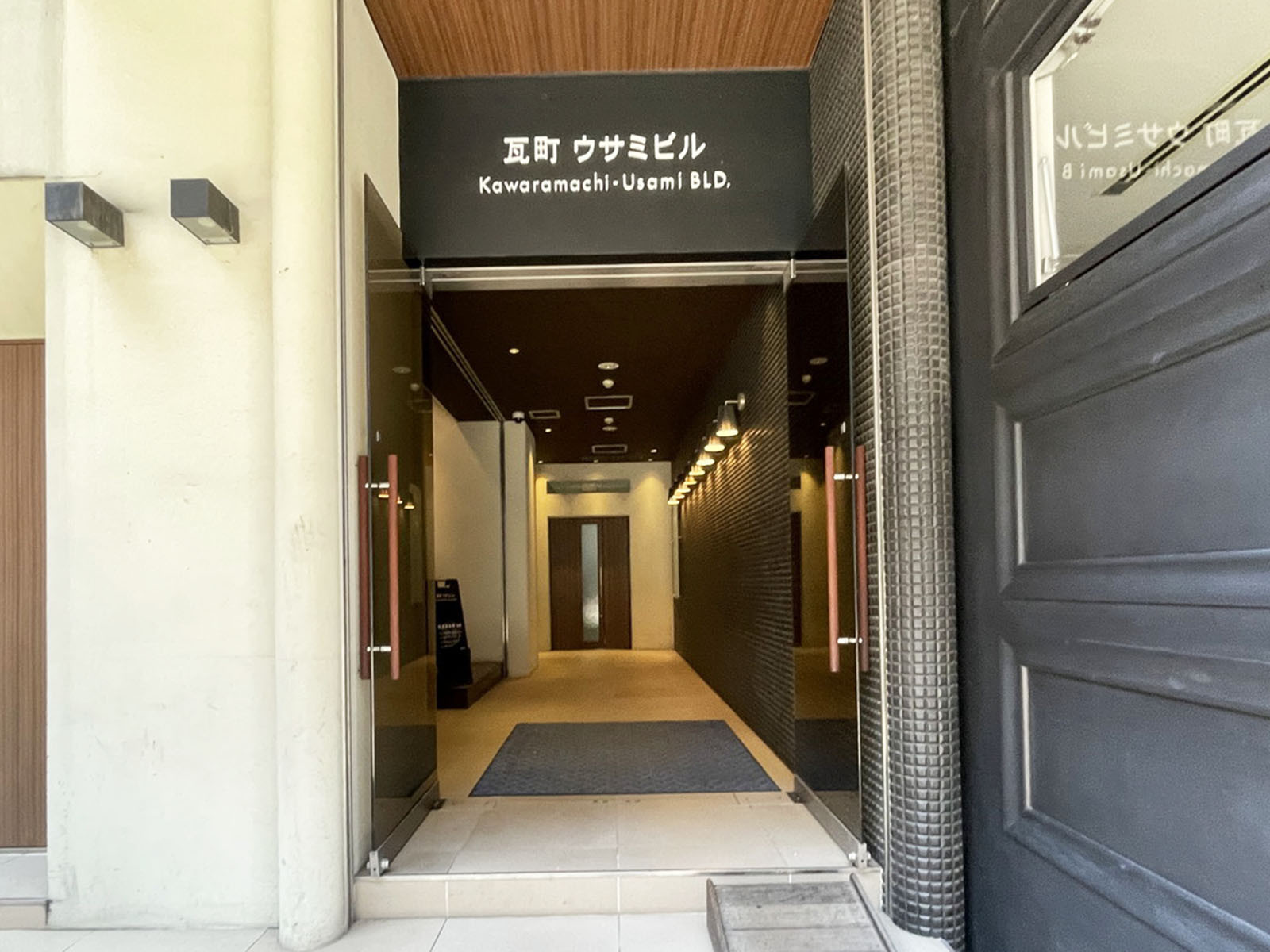 オフィスビル出入口