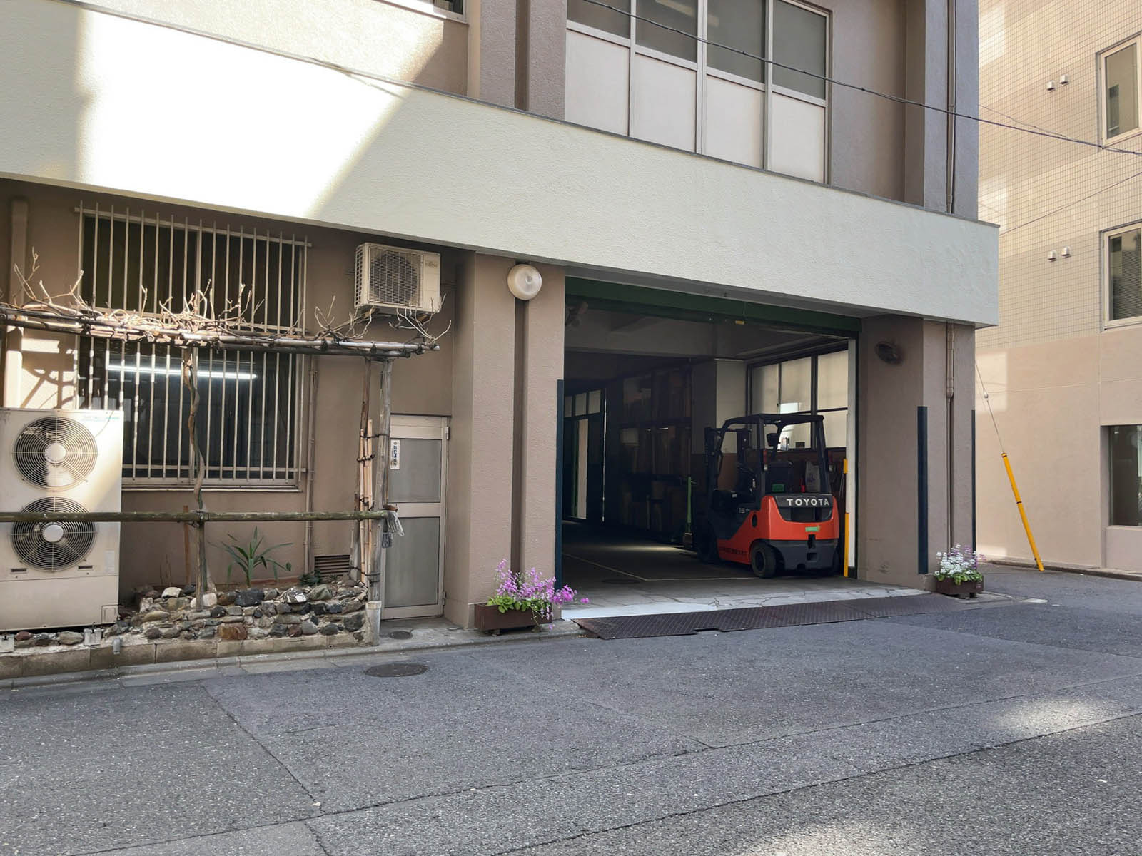 ビル脇の様子