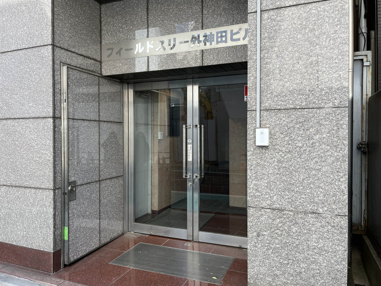 オフィスビル出入口