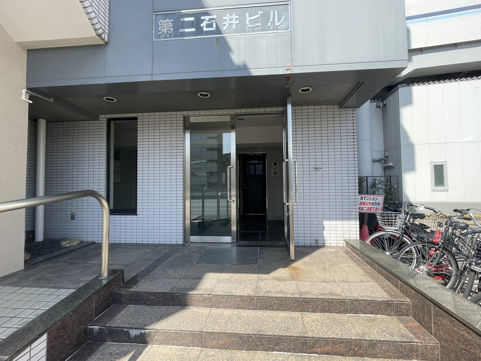 オフィスビル出入口