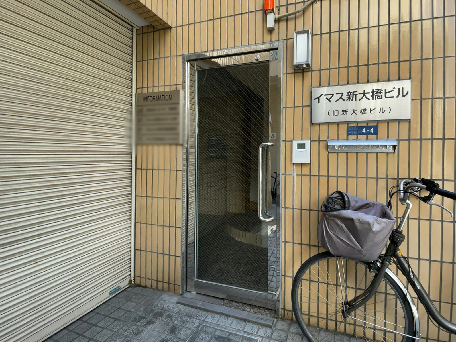 オフィスビル出入口