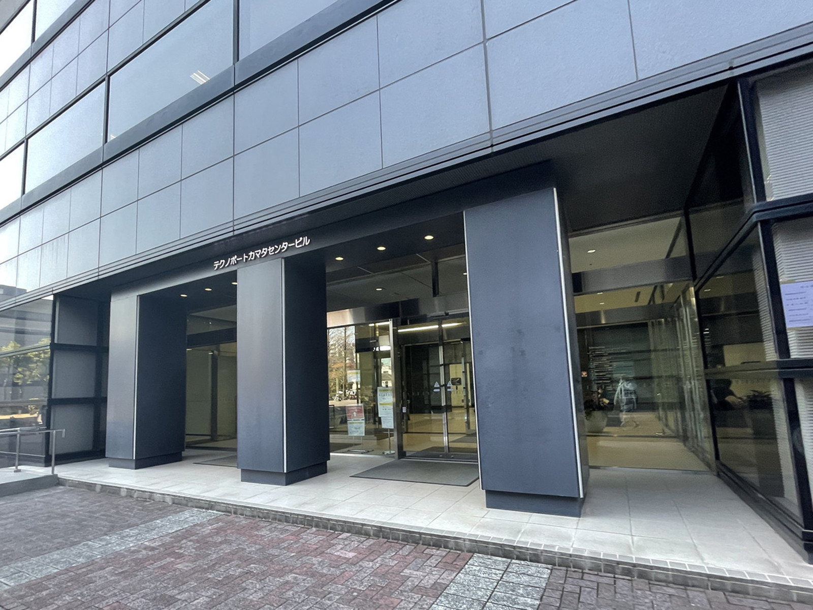 オフィスビル出入口