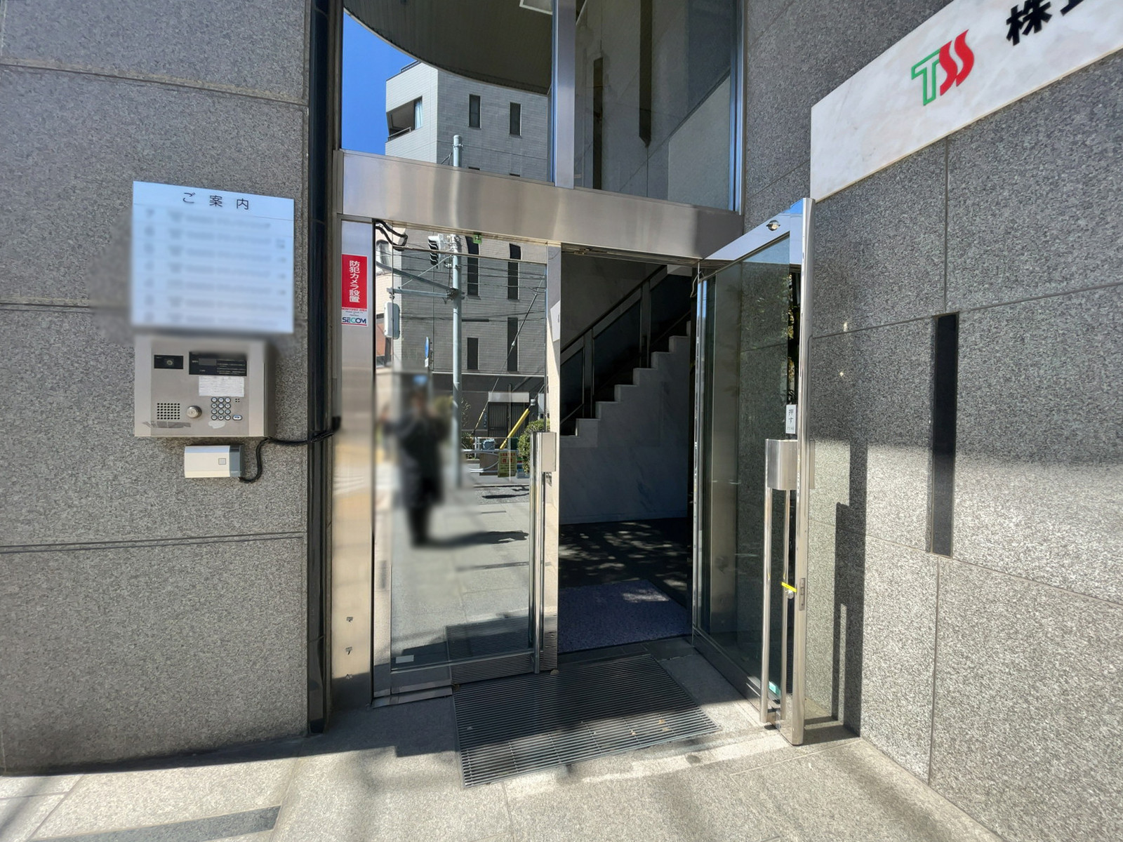 オフィスビル出入口