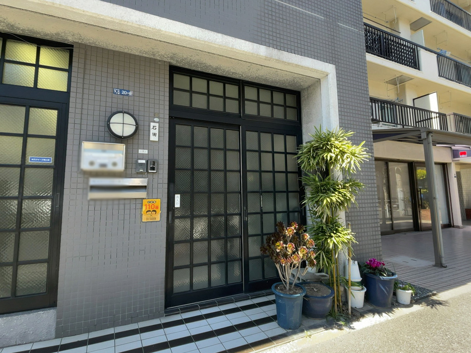 オフィスビル出入口