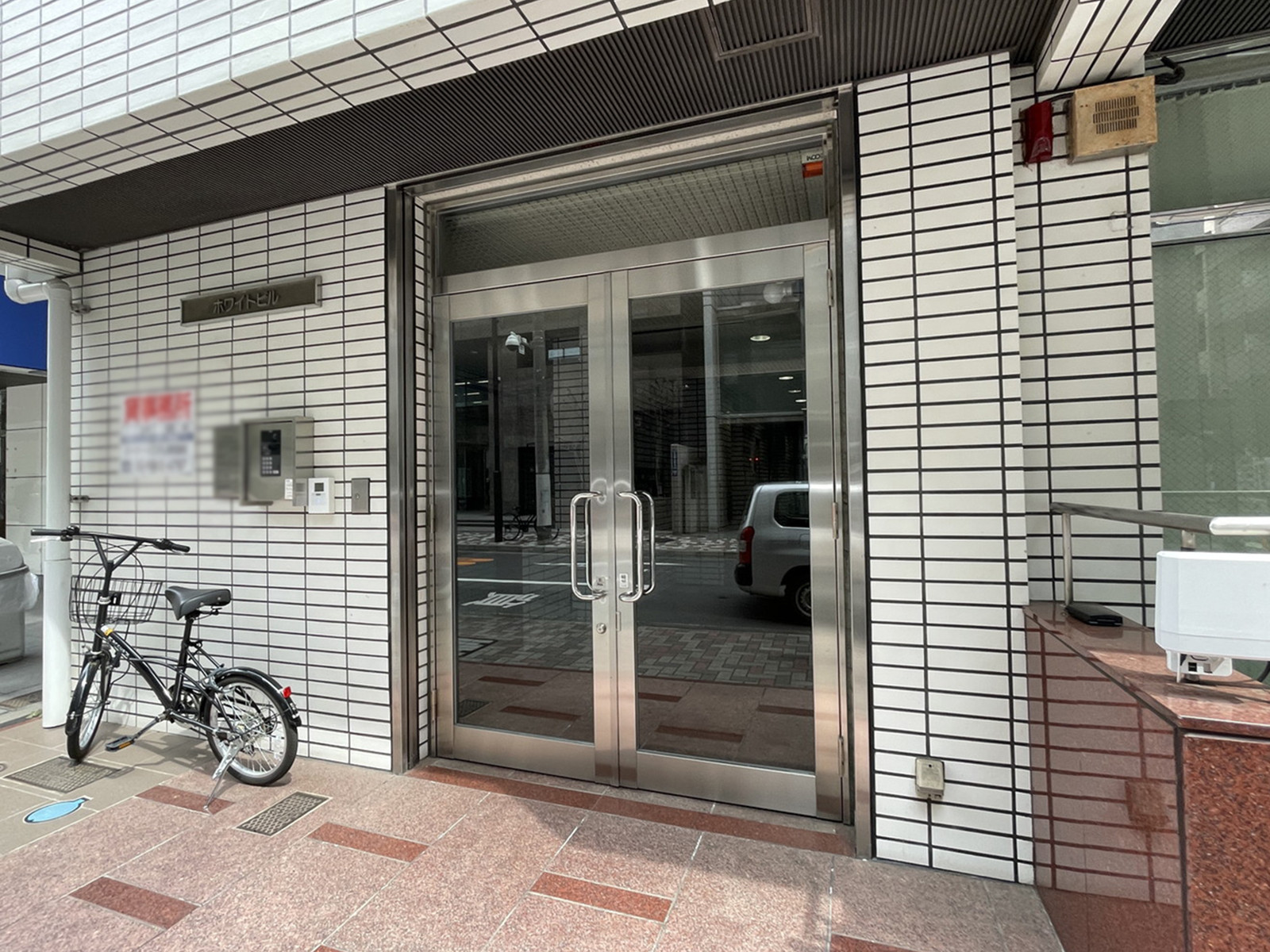 オフィスビル出入口