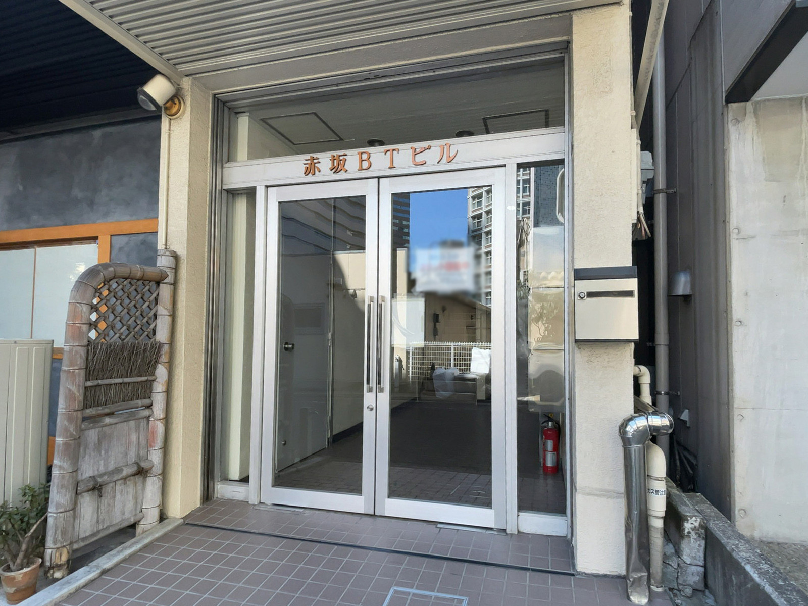 オフィスビル出入口