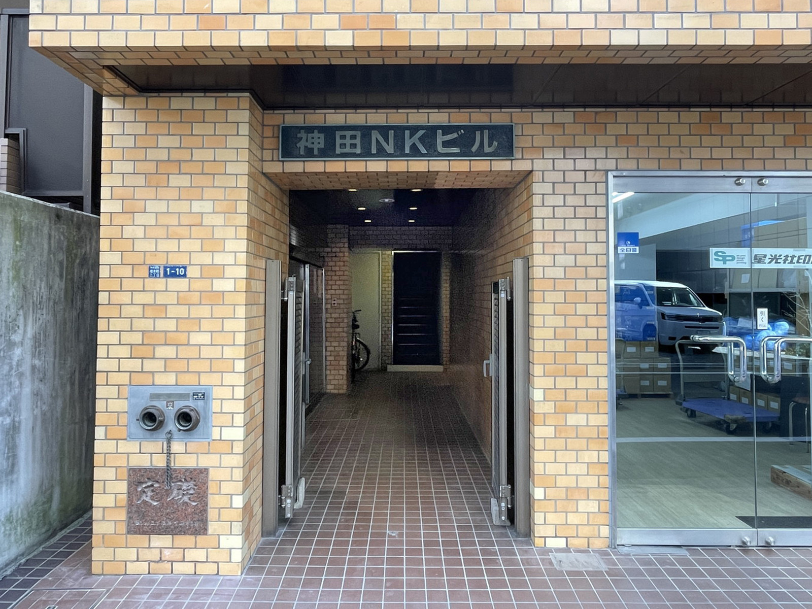 オフィスビル出入口