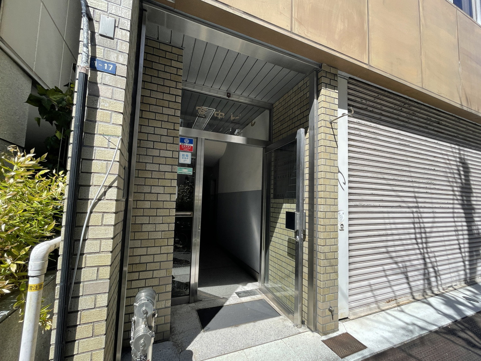オフィスビル出入口