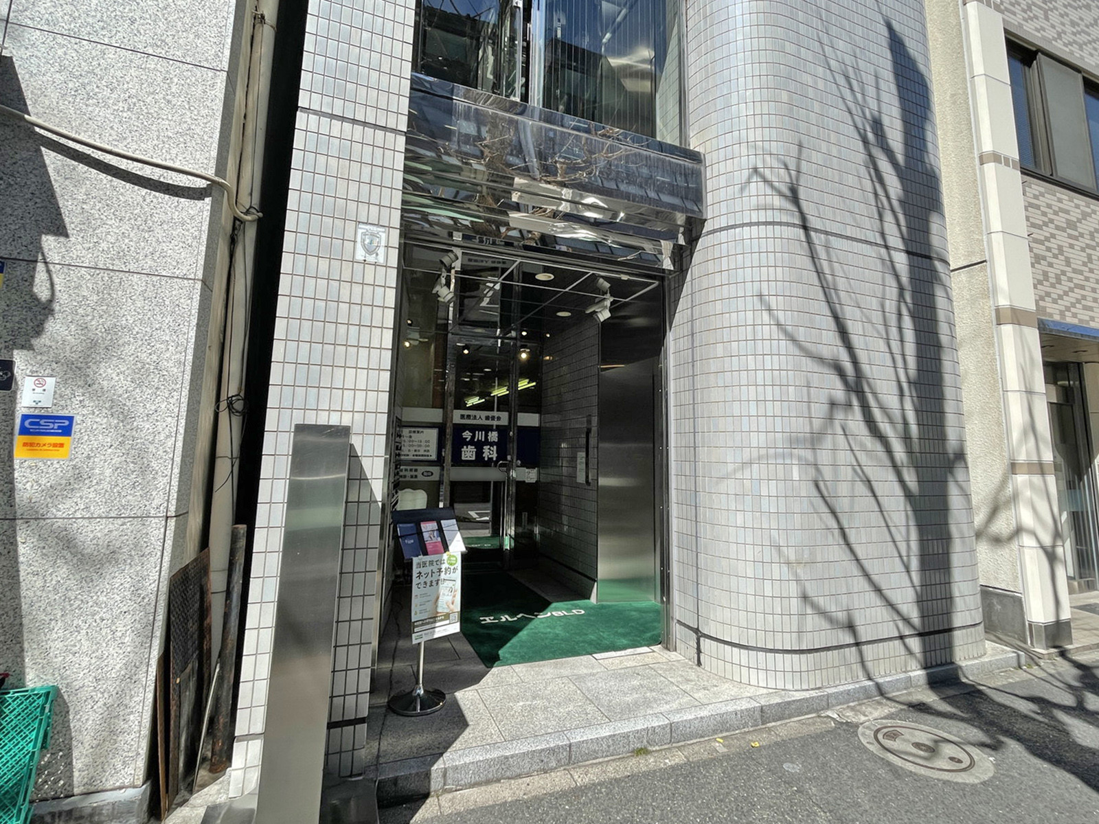 オフィスビル出入口