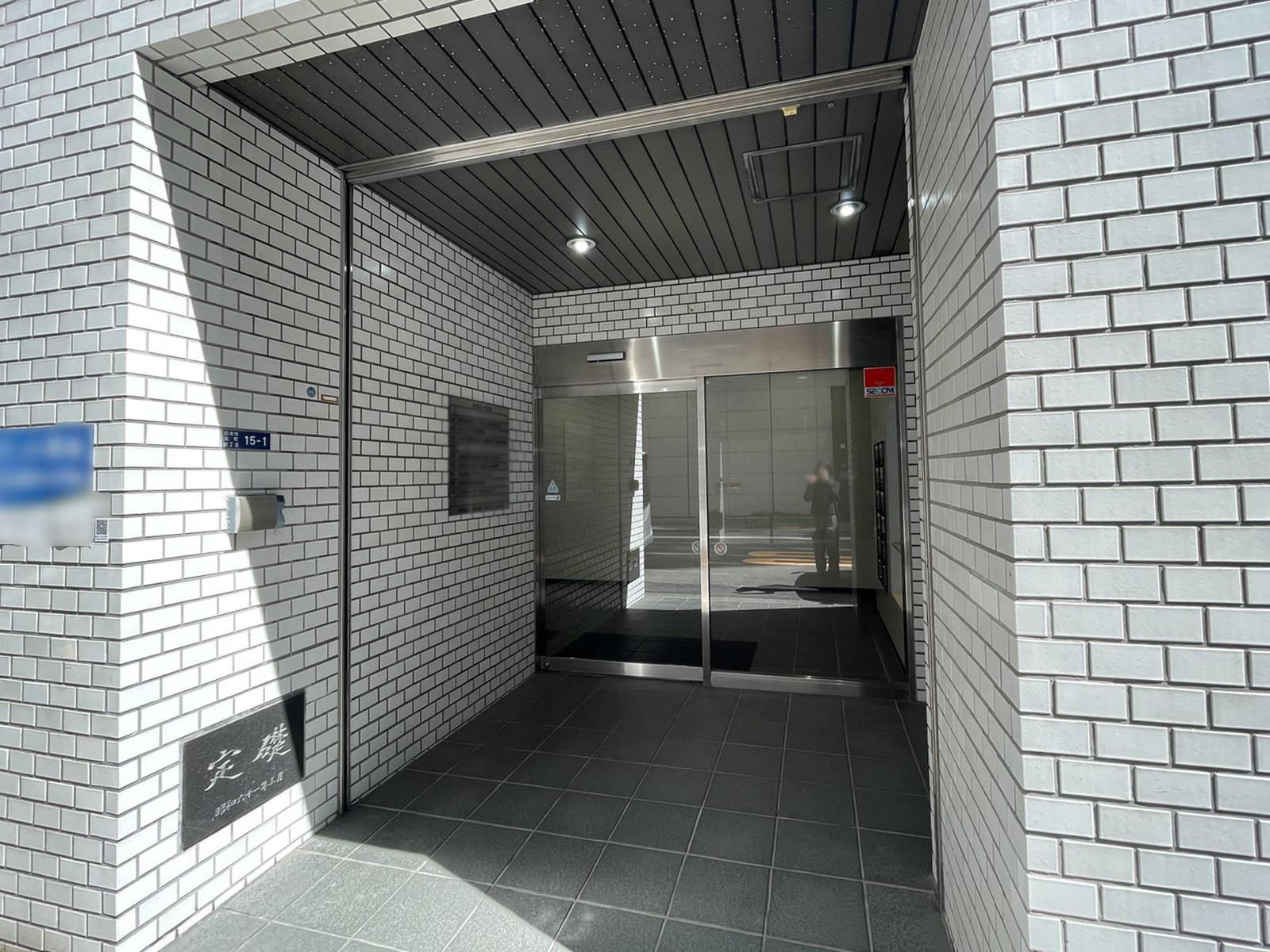 オフィスビル出入口