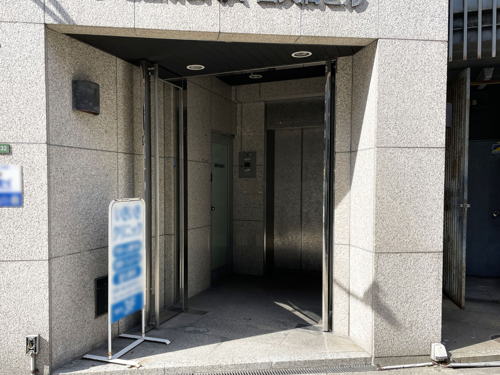オフィスビル出入口