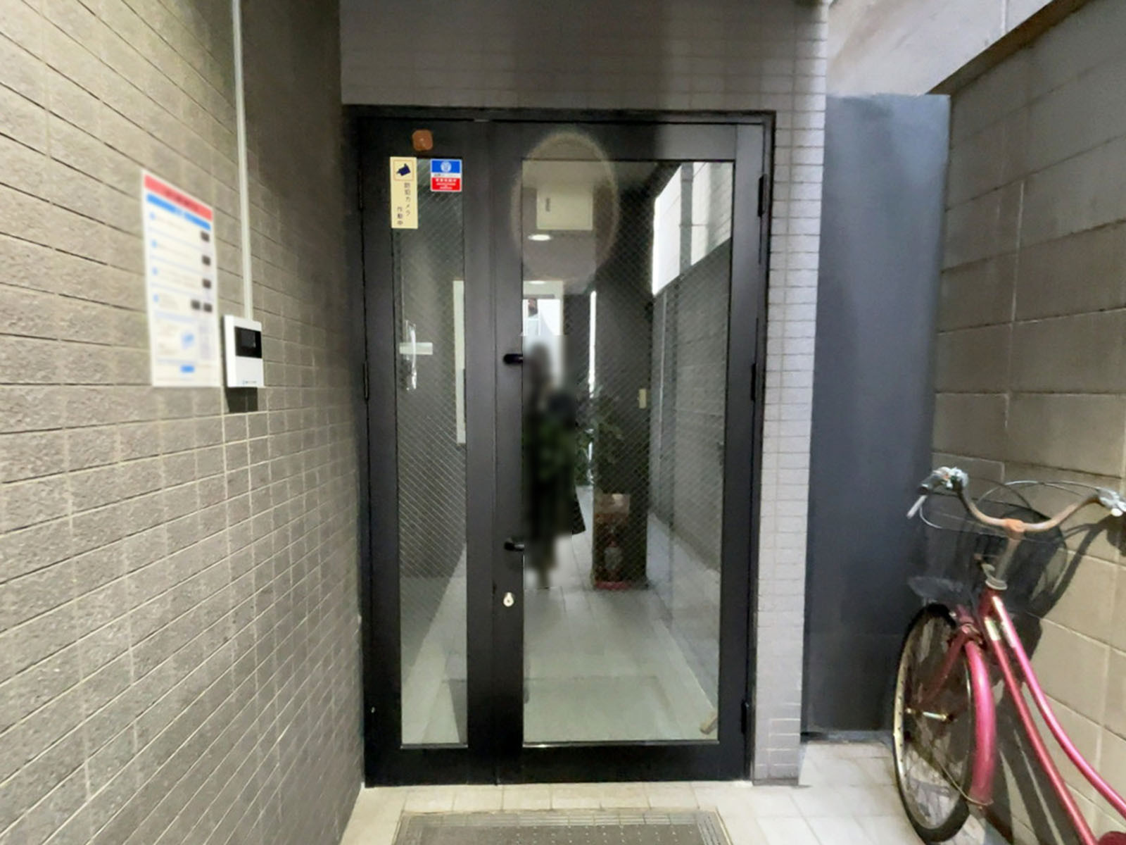 オフィスビル出入口