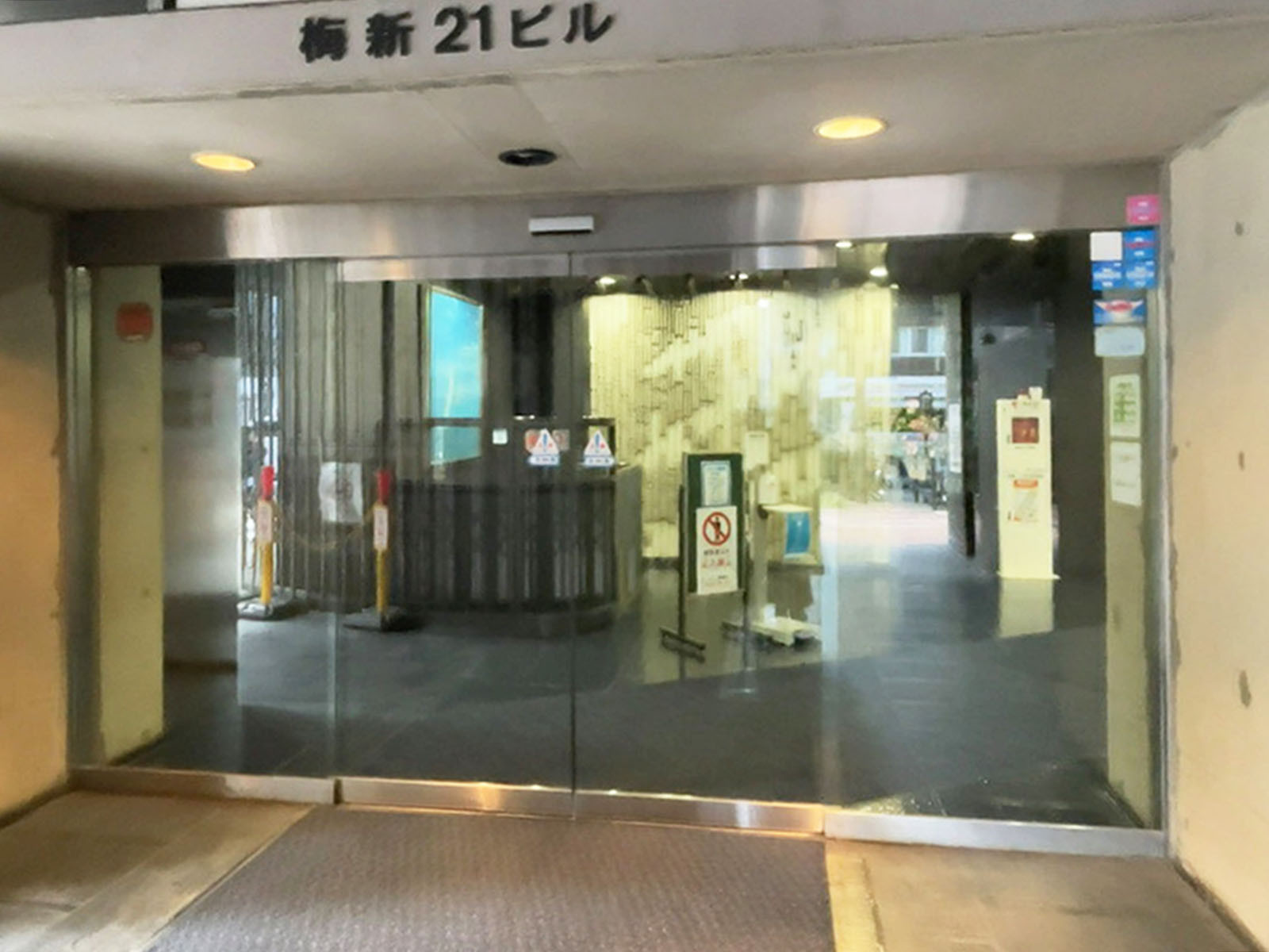 オフィスビル出入口