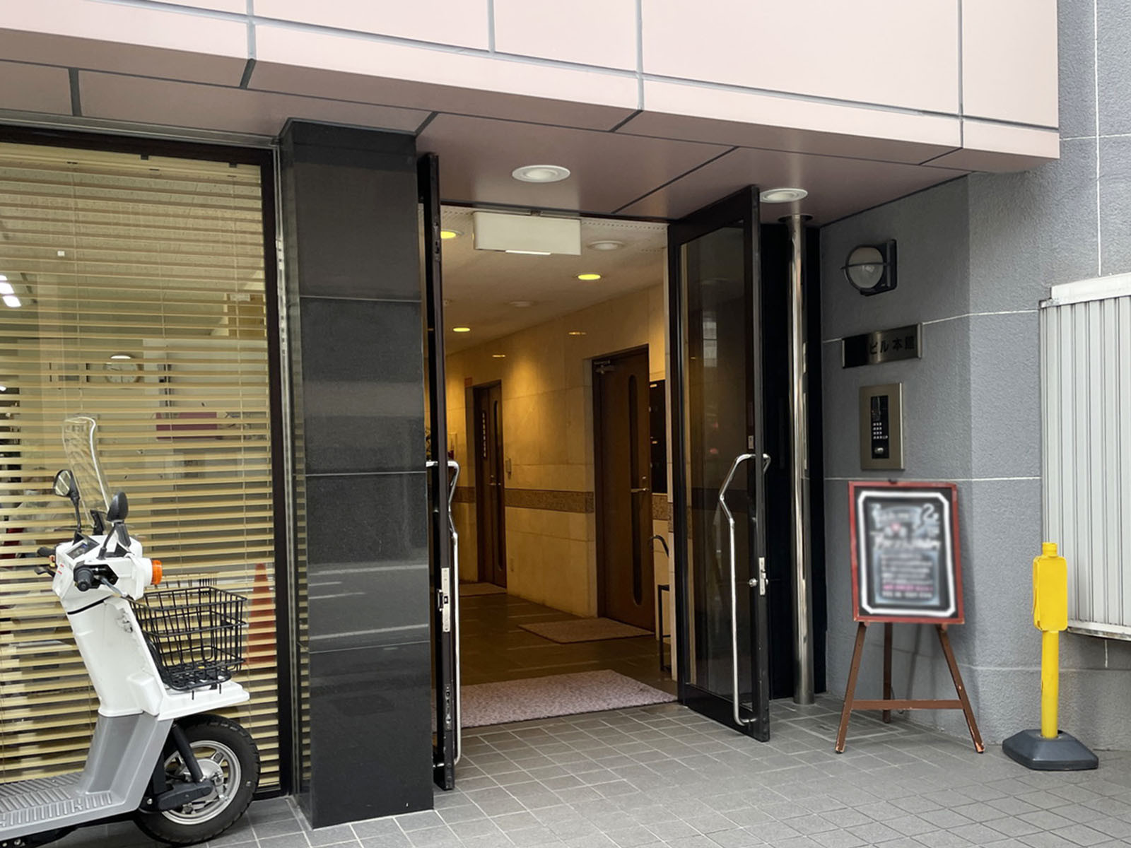 オフィスビル出入口