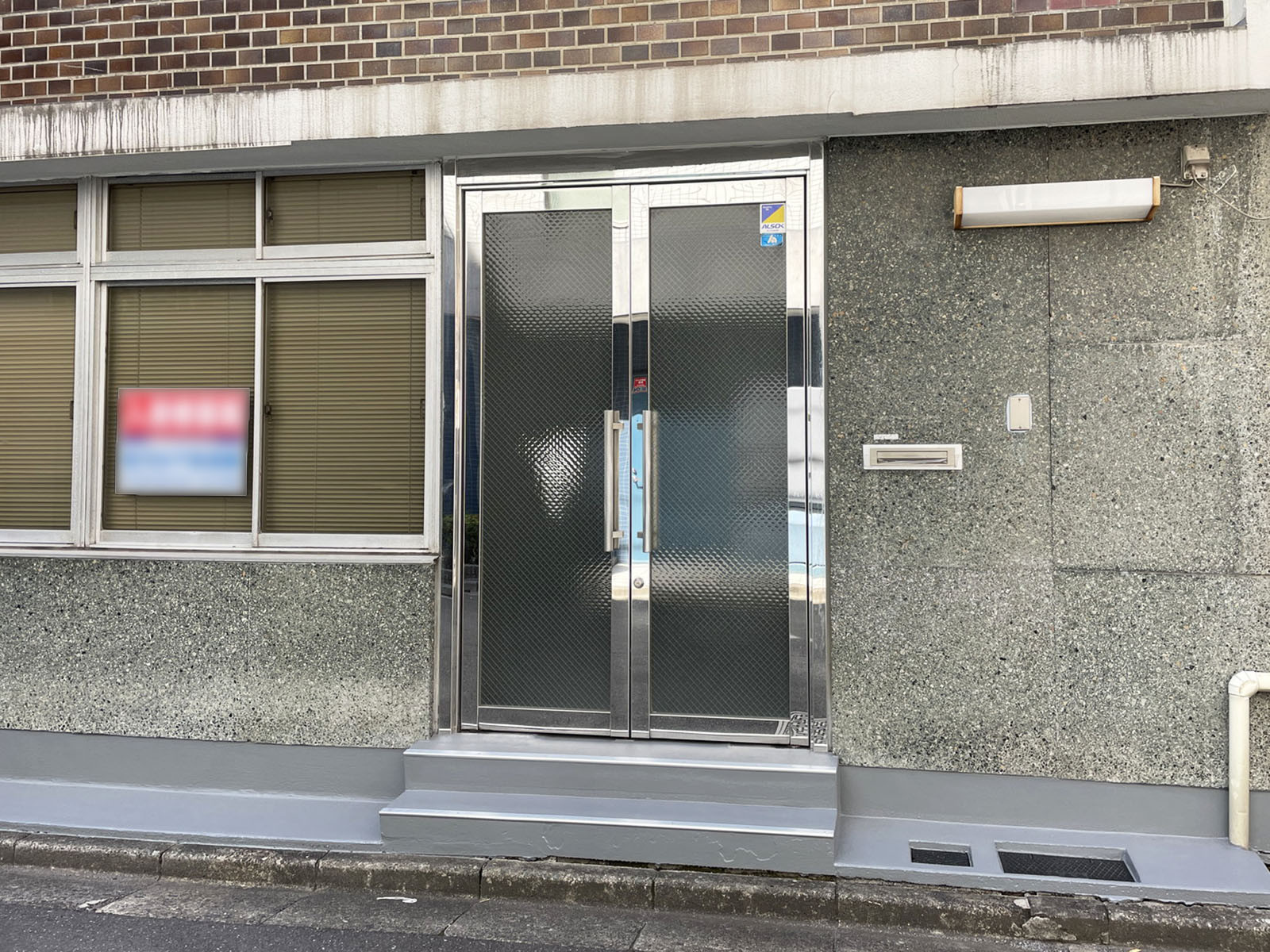 オフィスビル出入口