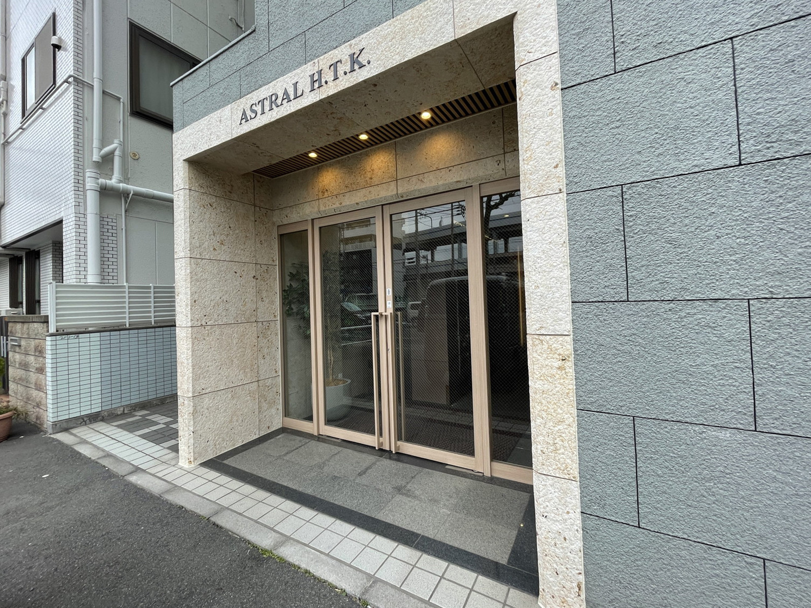 オフィスビル出入口