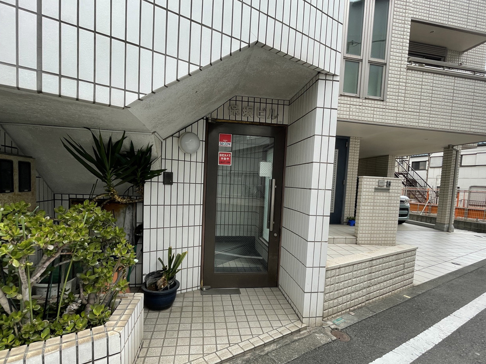 オフィスビル出入口