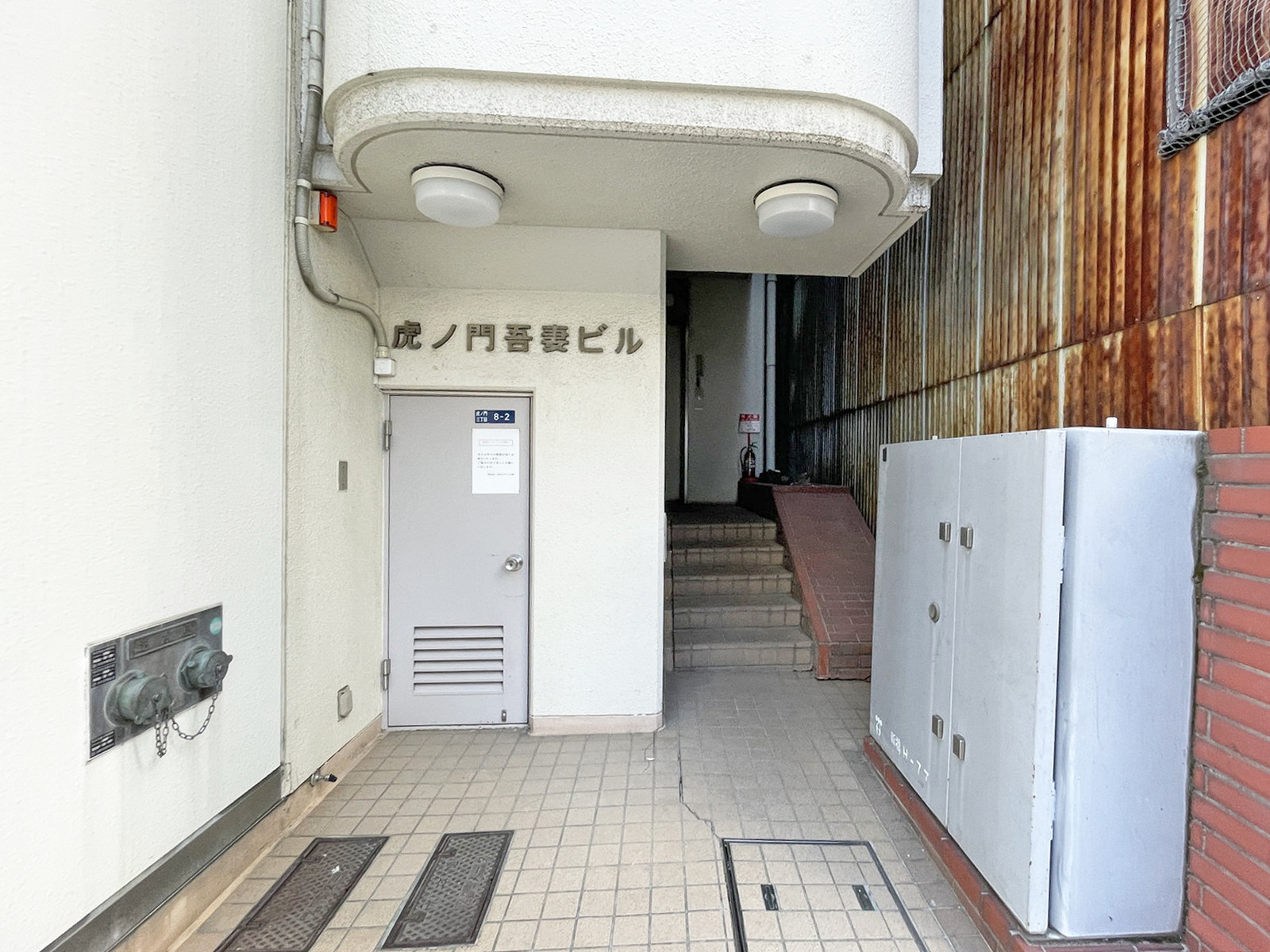 オフィスビル出入口