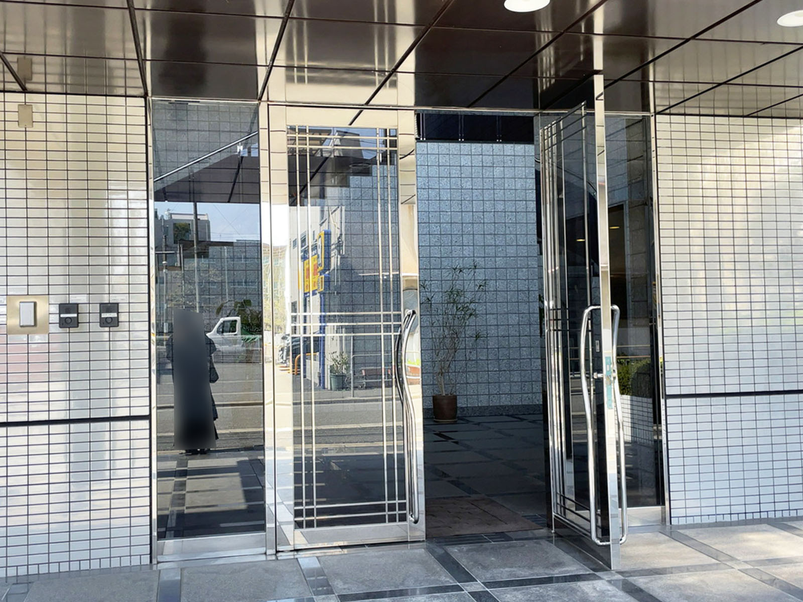 オフィスビル出入口