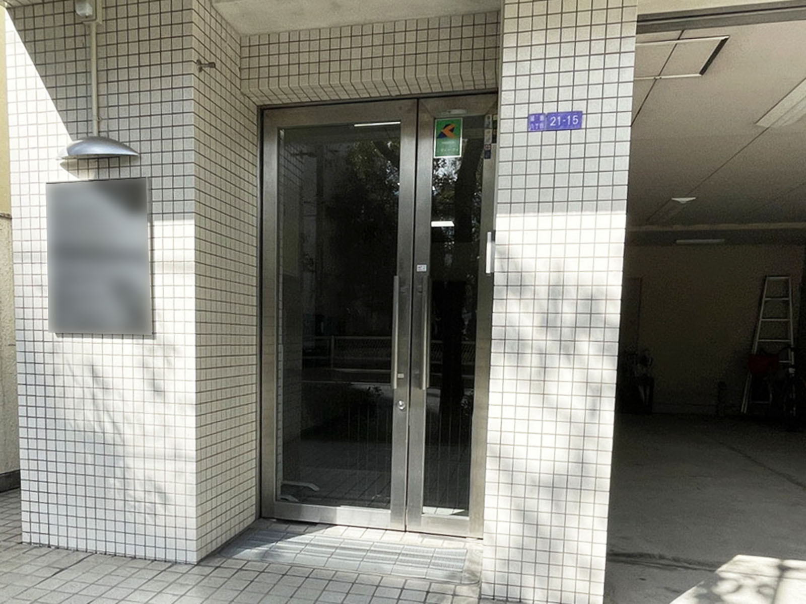 オフィスビル出入口