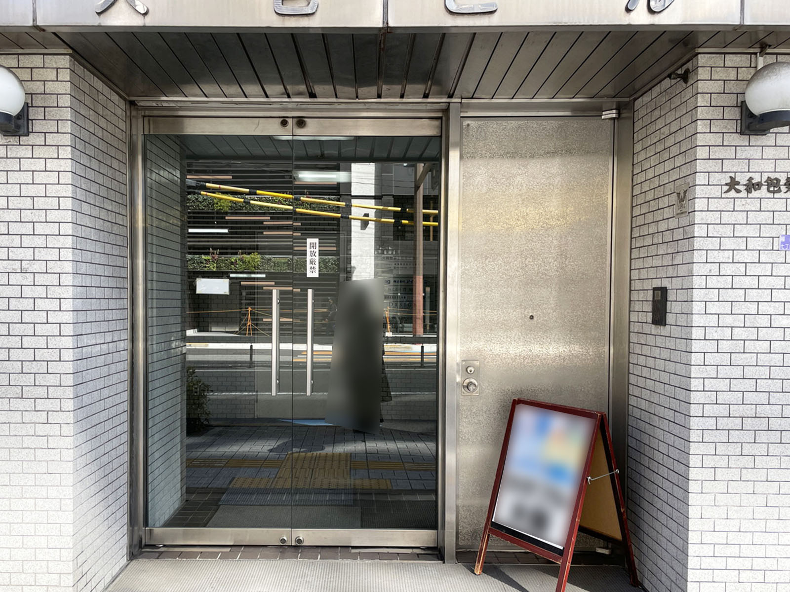 オフィスビル出入口