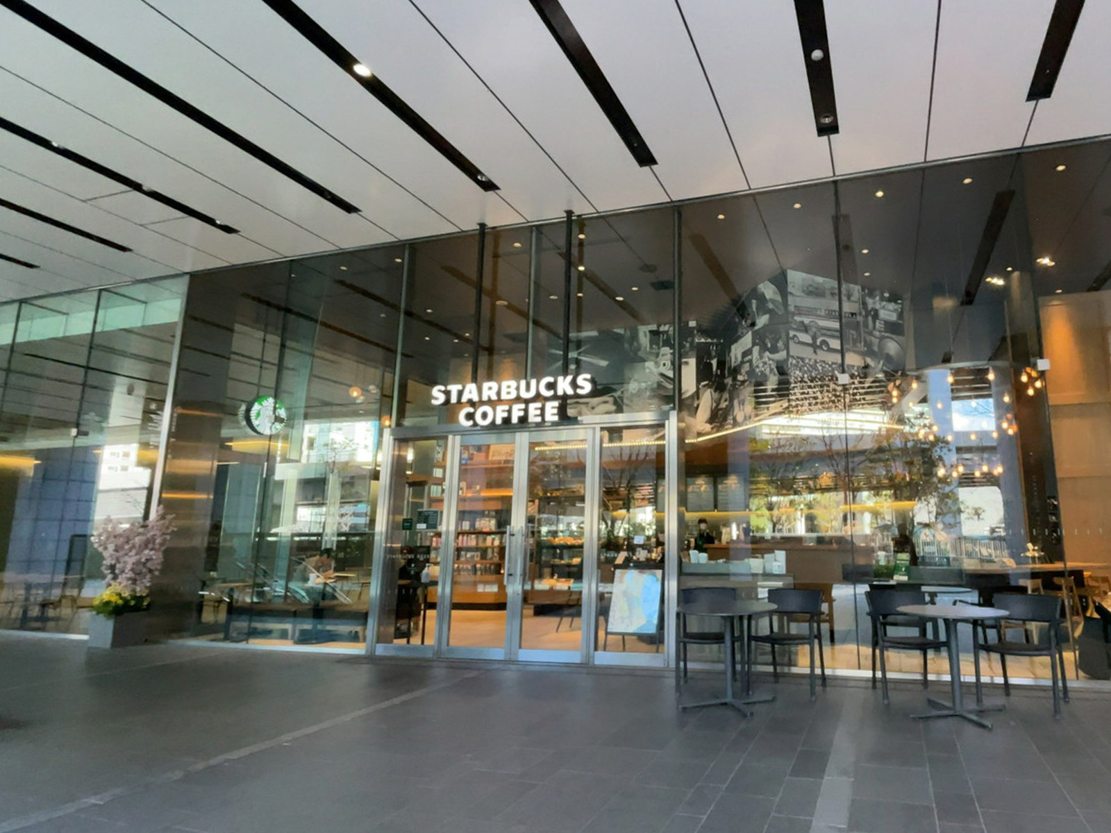 エントランス横のスターバックスコーヒー アークヒルズサウスタワー店