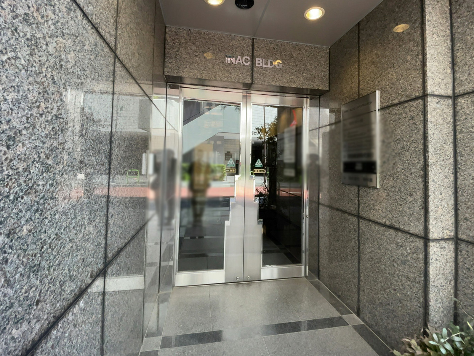オフィスビル出入口