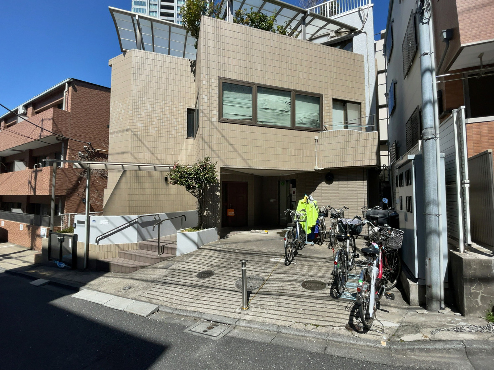 オフィスビル出入口