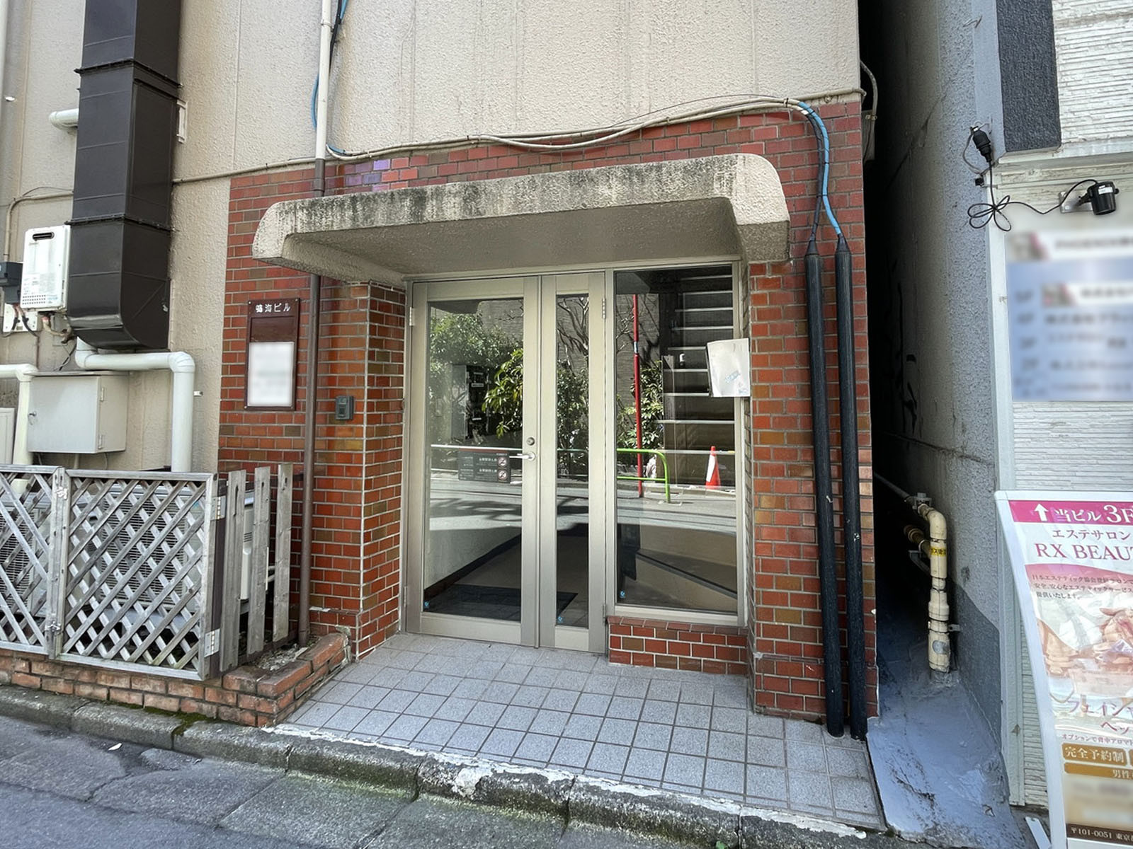 オフィスビル出入口