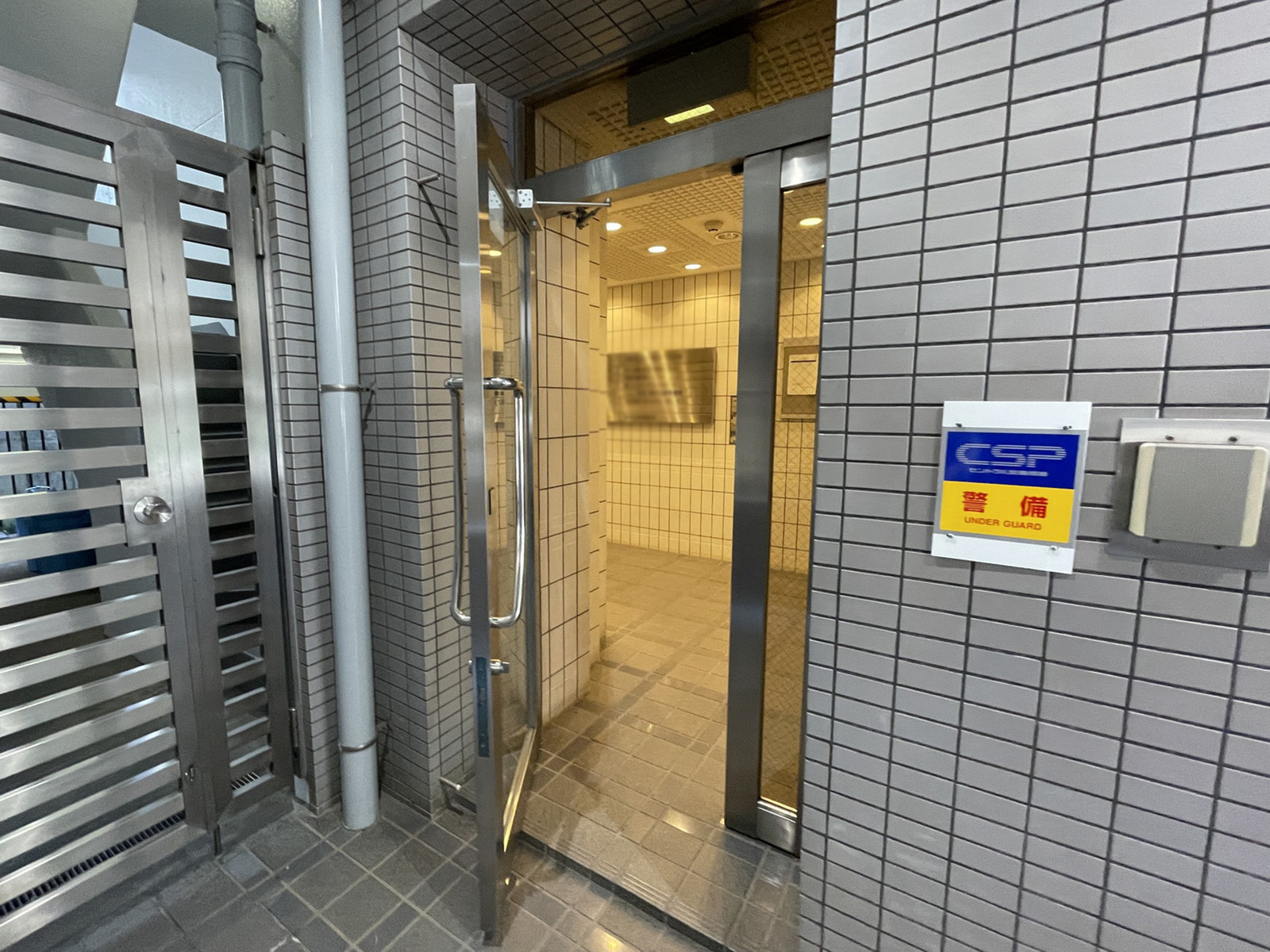 オフィスビル出入口