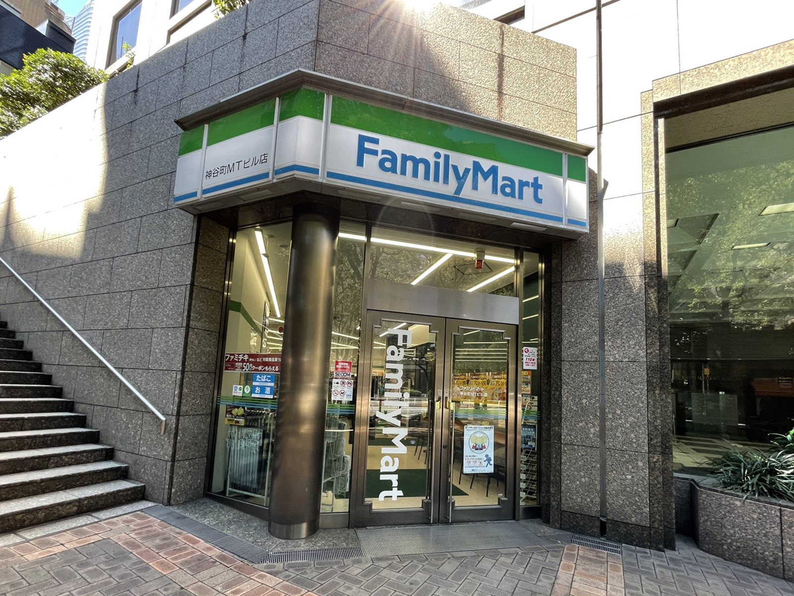 1階のファミリーマート神谷町MTビル店