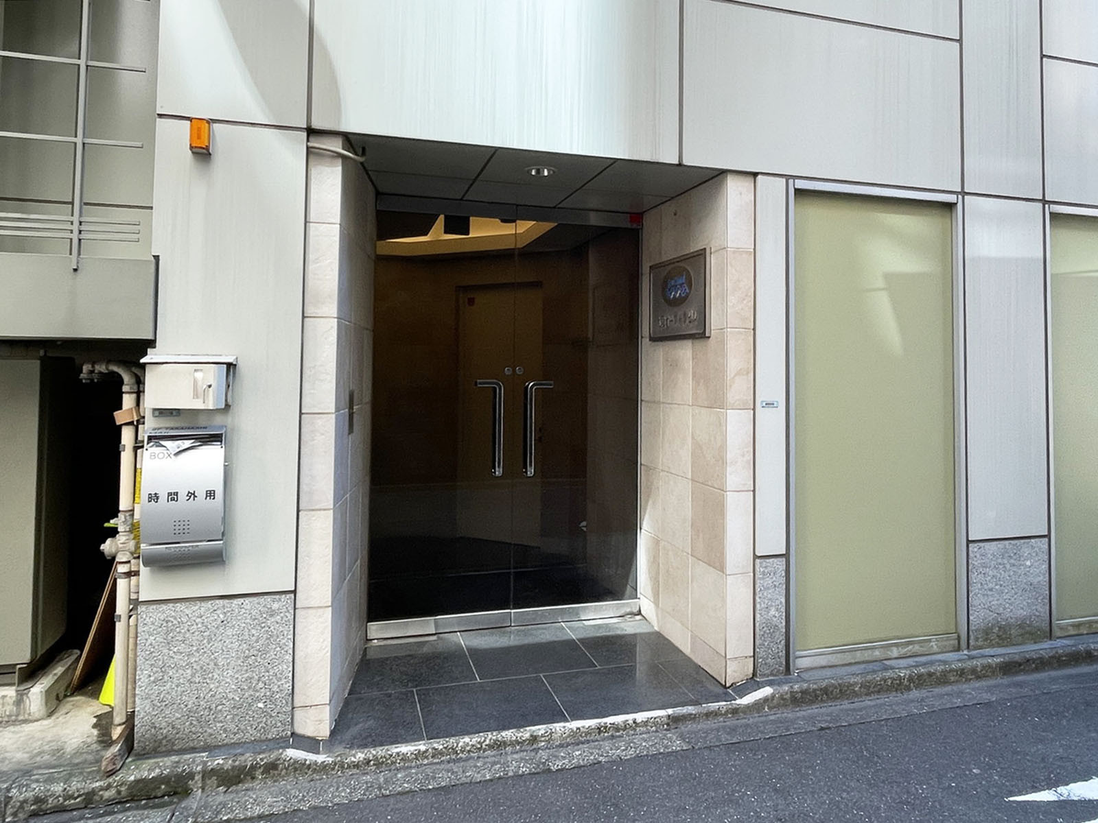 オフィスビル出入口