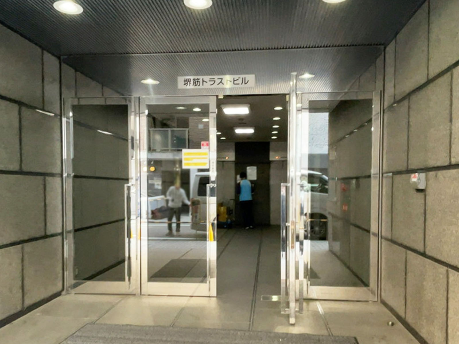 オフィスビル出入口