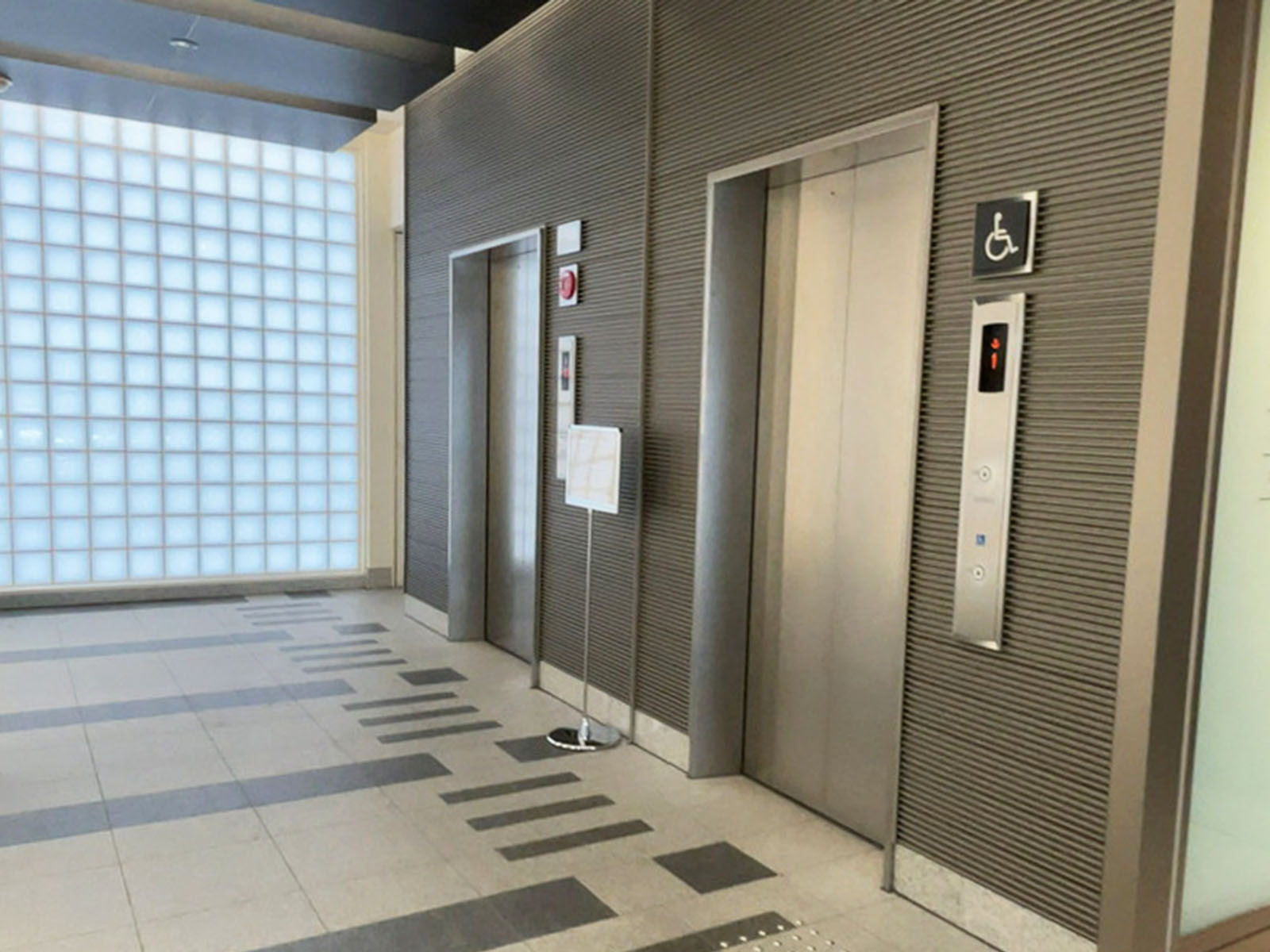 エレベーター(2基)