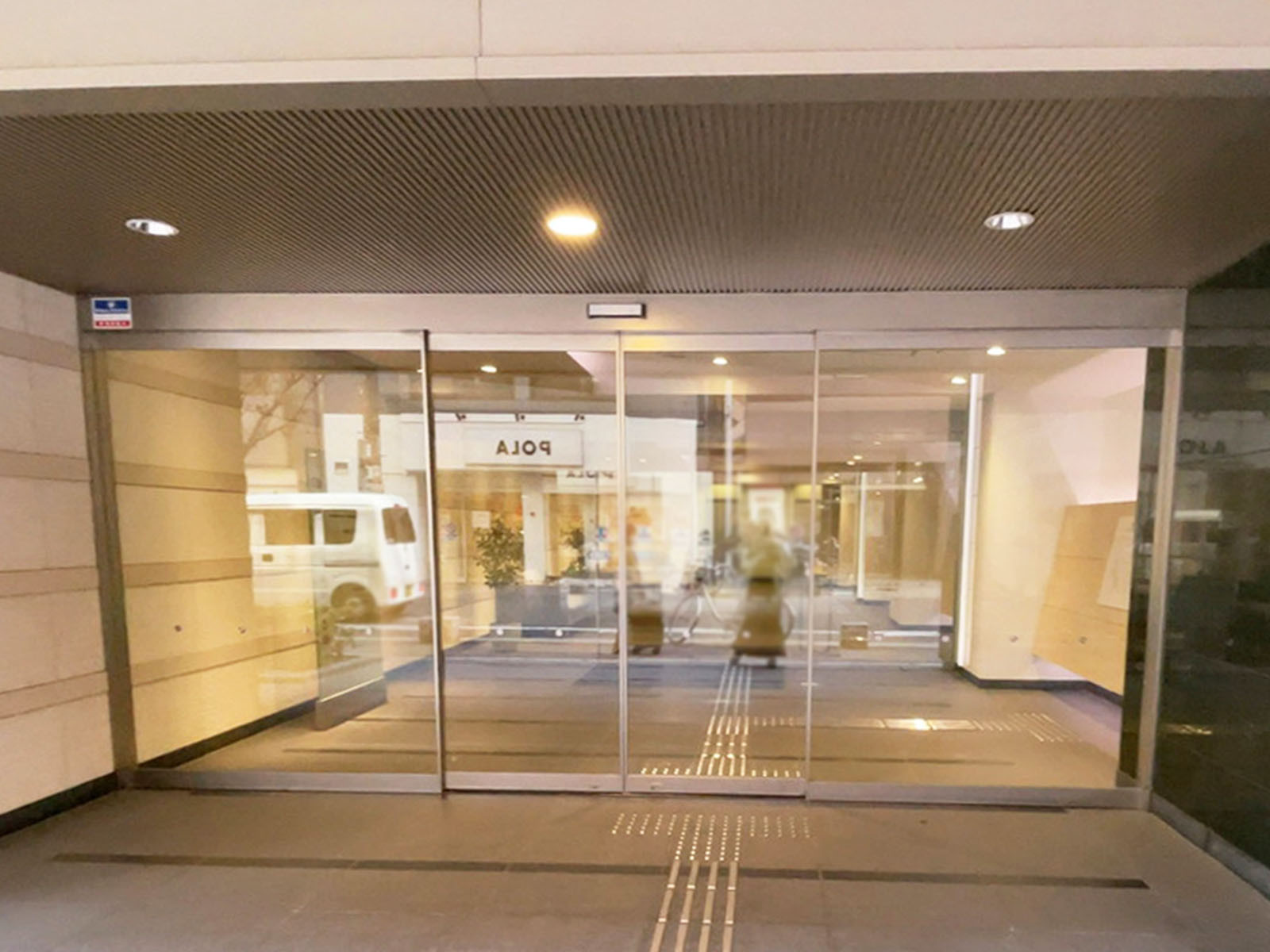 オフィスビル出入口
